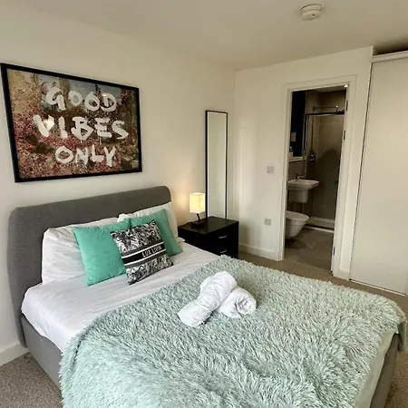 Lux Livin' - Luxury 2 Bed With Sky Garden Apartment *
