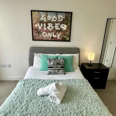 Lux Livin' - Luxury 2 Bed Apartment With Sky Garden * Manchester