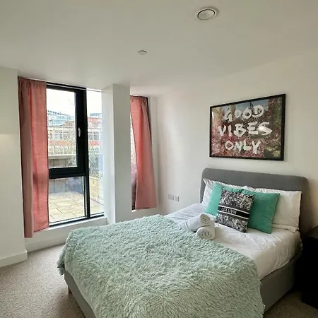 Lux Livin' - Luxury 2 Bed With Sky Garden Apartment *