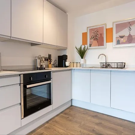 View 5 Minutes To Center With Free Parking Nearby Apartment *
