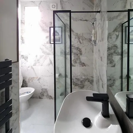 Ferienhaus Spacious 6-bed With Large Patio And Free Parking *