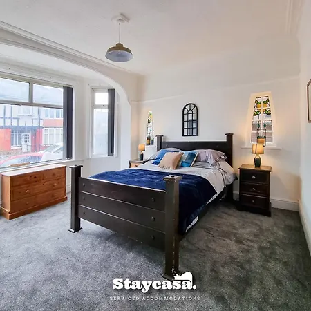 Spacious 6-bed With Large Patio And Free Parking マンチェスター