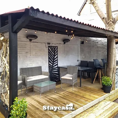 Spacious 6-bed With Large Patio And Free Parking 펜션 *
