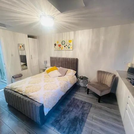 Private Guest House/annexe * Manchester