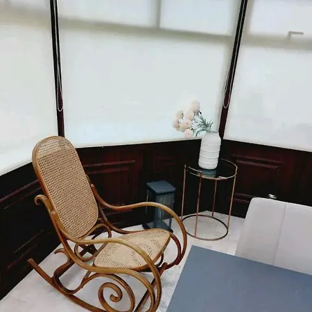 Cozy 3 Bedroom Close To Town Apartment