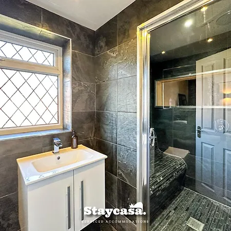 Beautiful Detached - Jacuzzi Bath - Parking Σπίτι διακοπών