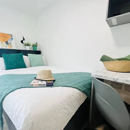 Stretford Sanctuary: Stylish Studio דירה