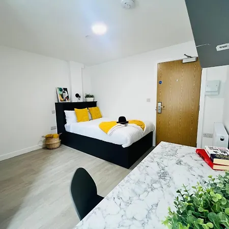 شقة Stretford Charm: Bright Airy Studio