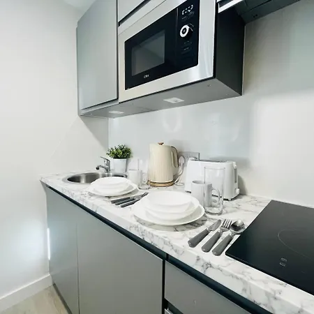 Stretford Charm: Bright Airy Studio * مانشستر