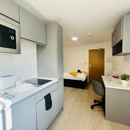 Stretford Charm: Bright Airy Studio *