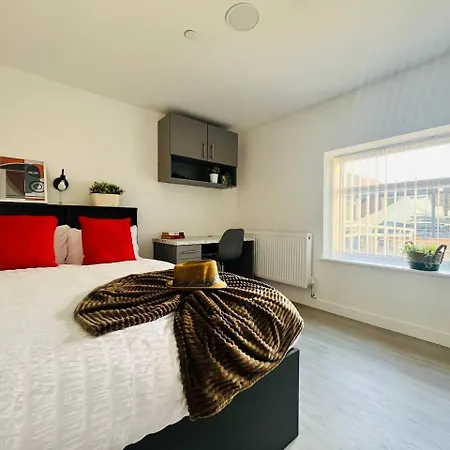 Chic Hideaway: Modern Studio In Stretford 3*
