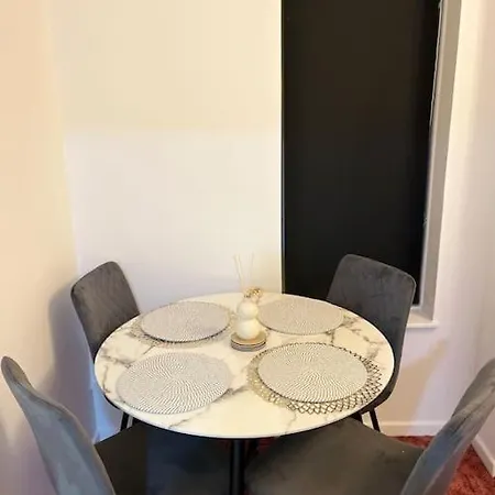Salford 2-bed - Near Uni & Mcr Centre * Манчестер