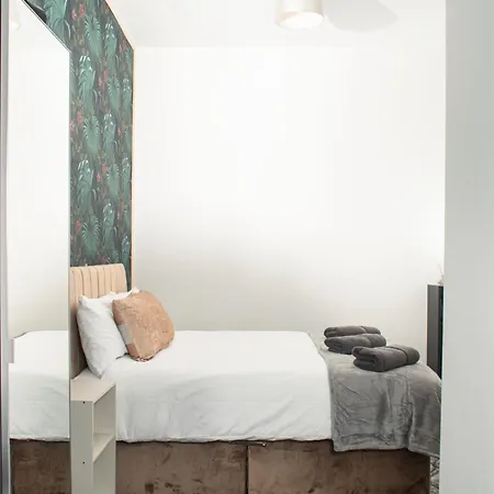 Bright And Stylish - 2 Bedroom - Free Parking, Transit Links, Close To Stadiums Apartment