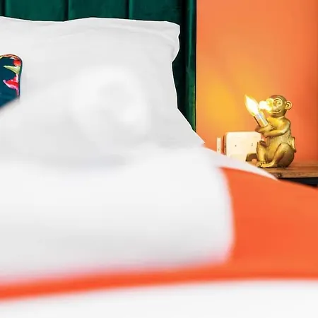 Hébergement de vacances 1 Night Stays - Stylish 4 Bed House W/garden ✘ Sleeps 9 - Salford ☆ Free Parking → Smart Tvs In Every Bedroom ☆ Free Netflix ✪ 6 Min To Centre, Close To Trafford Centre, Etihad Stadium, Arena, Clubs & More! Manchester
