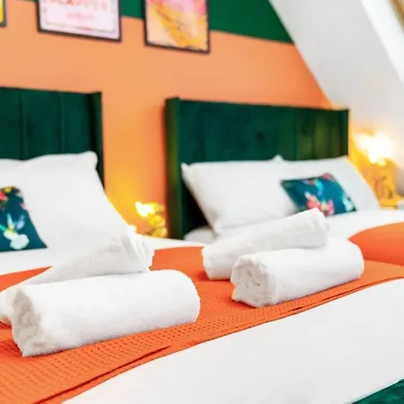 1 Night Stays - Stylish 4 Bed House W/garden ✘ Sleeps 9 - Salford ☆ Free Parking → Smart Tvs In Every Bedroom ☆ Free Netflix ✪ 6 Min To Centre, Close To Trafford Centre, Etihad Stadium, Arena, Clubs & More! *
