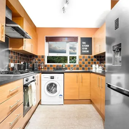 Hébergement de vacances 1 Night Stays - Stylish 4 Bed House W/garden ✘ Sleeps 9 - Salford ☆ Free Parking → Smart Tvs In Every Bedroom ☆ Free Netflix ✪ 6 Min To Centre, Close To Trafford Centre, Etihad Stadium, Arena, Clubs & More! Manchester