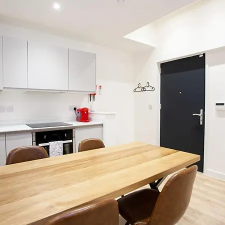 Super 2 Bed Close To Victoria Station Apartament