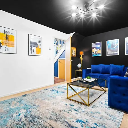 Stylish 4 Bed House W/garden ✘ Sleeps 9 - Salford ☆ Free Parking → Smart Tvs In Every Bedroom ☆ Free Netflix & Ultra Fast Wifi ✪ 6 Min To Centre, Close To Trafford Centre, Etihad Stadium, Arena, Clubs & More! *