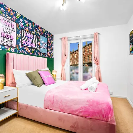 Holiday home Stylish 4 Bed House W/garden ✘ Sleeps 9 - Salford ☆ Free Parking → Smart Tvs In Every Bedroom ☆ Free Netflix & Ultra Fast Wifi ✪ 6 Min To Centre, Close To Trafford Centre, Etihad Stadium, Arena, Clubs & More!