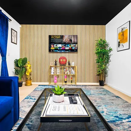 Stylish 4 Bed House W/garden ✘ Sleeps 9 - Salford ☆ Free Parking → Smart Tvs In Every Bedroom ☆ Free Netflix & Ultra Fast Wifi ✪ 6 Min To Centre, Close To Trafford Centre, Etihad Stadium, Arena, Clubs & More! *