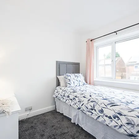 Entire 3 Bedrooms Away From In Salford *