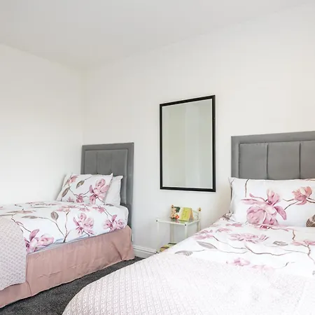 Entire 3 Bedrooms Away From In Salford * 맨체스터