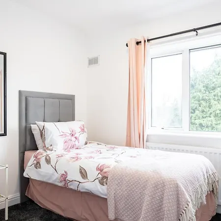 Entire 3 Bedrooms Away From In Salford Prázdninový dům