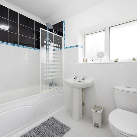 Entire 3 Bedrooms Away From In Salford * 맨체스터