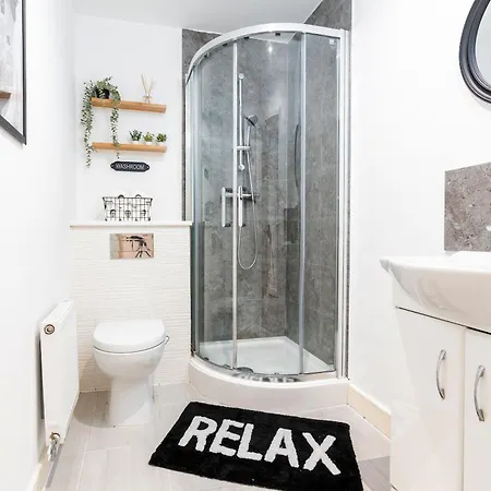 6 Guests - 3 Bedrooms - Free Wi-fi - * Manchester