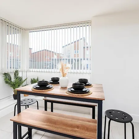 6 Guests - 3 Bedrooms - Free Wi-fi - * Manchester