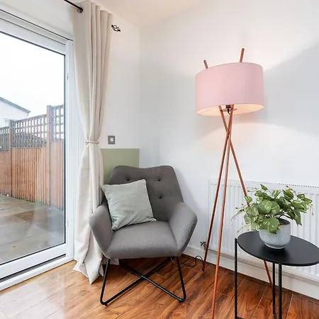 6 Guests - 3 Bedrooms - Free Wi-fi - *