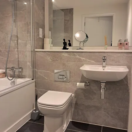 Apartment Balcony, Waterfront, En-suite, Roof Terrace, Yogo Exercise Studio, City Views Salford *