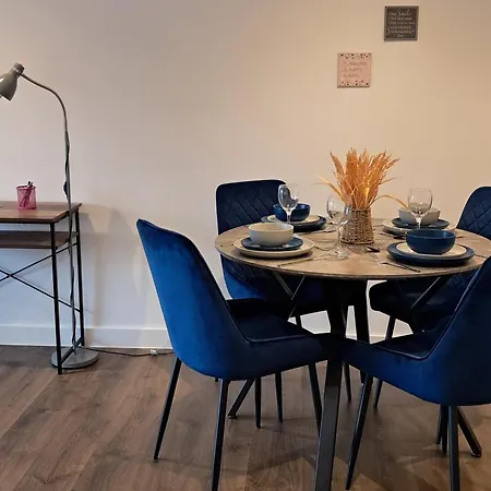 Balcony, Waterfront, En-suite, Roof Terrace, Yogo Exercise Studio, City Views Salford *