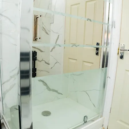 Apartman Dynasty - Alison Kelly Close *