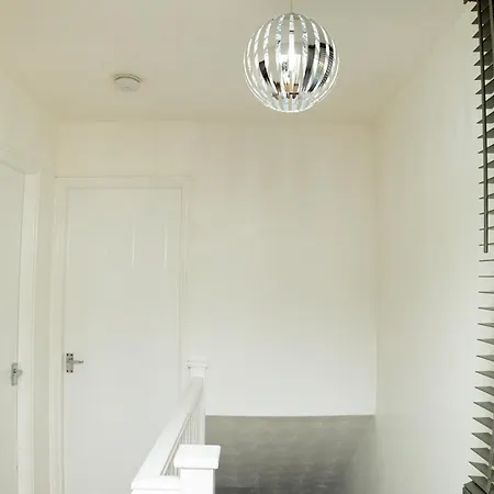 Dynasty - Alison Kelly Close Apartman Manchester