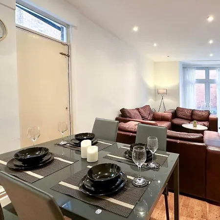 Homely 4-bedroom House Hotel Manchester