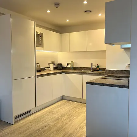 High End 2bed Duplex Apt With Top Floor Terrace Near City Centre Salford *