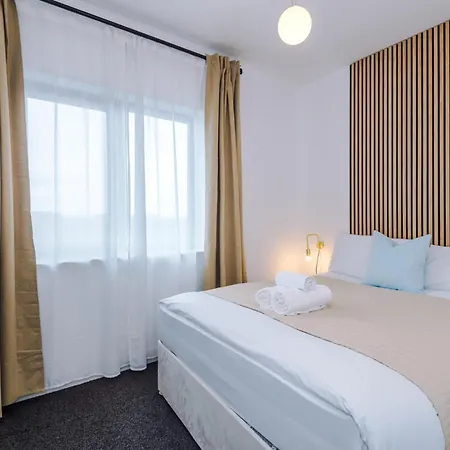 Elm , Collection Of Available Near Media , Free Parking מנצ'סטר