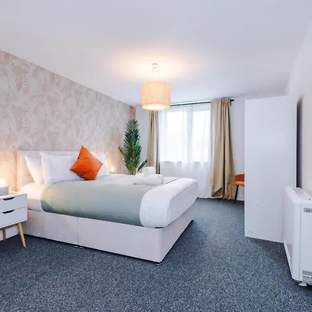 Elm , Collection Of Available Near Media , Free Parking 3* Manchester