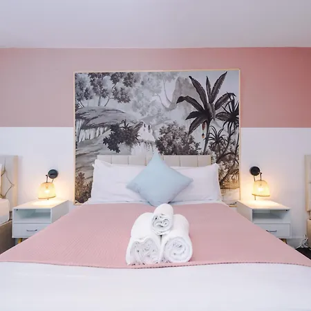 Elm , Collection Of Available Near Media , Free Parking 曼彻斯特