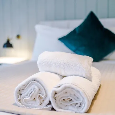 Elm , Collection Of Available Near Media , Free Parking 公寓