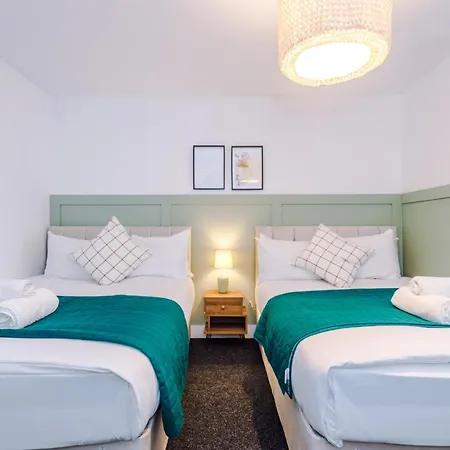 Elm , Collection Of Available Near Media , Free Parking 3* Manchester