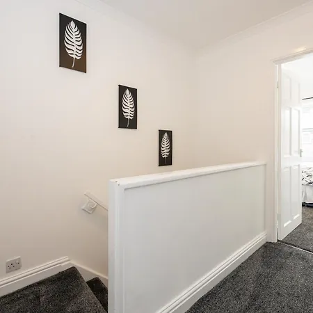 Entire 3 Bedrooms Away From In Salford Prázdninový dům *