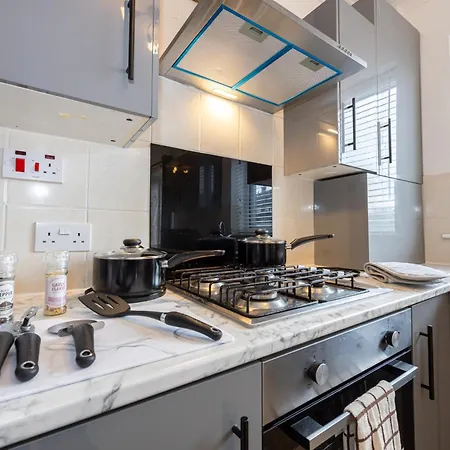 Entire 3 Bedrooms Away From In Salford *