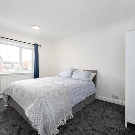 Entire 3 Bedrooms Away From In Salford 맨체스터