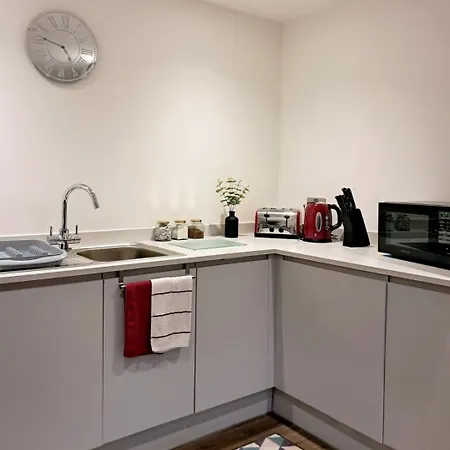 Apartment Balcony, Waterfront, En-suite, Roof Terrace, Yogo Exercise Studio, City Views Salford