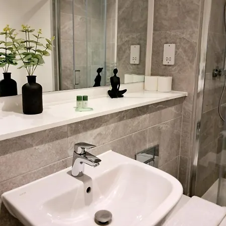 Balcony, Waterfront, En-suite, Roof Terrace, Yogo Exercise Studio, City Views Salford