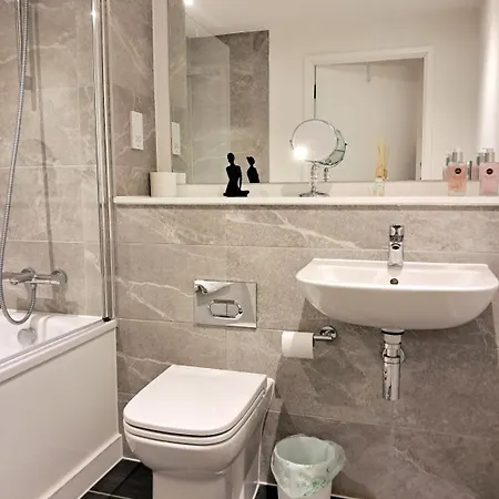Balcony, Waterfront, En-suite, Roof Terrace, Yogo Exercise Studio, City Views Salford