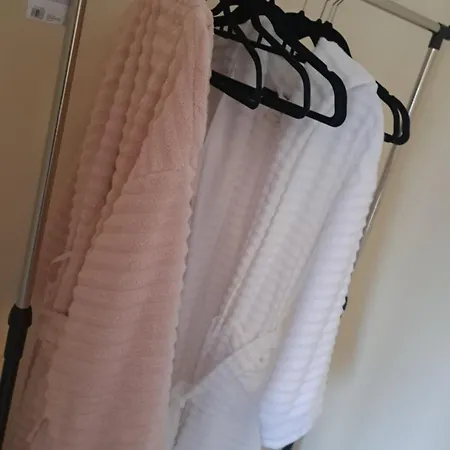 Дом отдыха Tropical Sun Homes - Beautiful Spacious 3 Bed In A Serene Environment With Free Parking For 2 Cars Манчестер