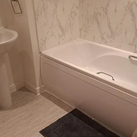 Дом отдыха Tropical Sun Homes - Beautiful Spacious 3 Bed In A Serene Environment With Free Parking For 2 Cars Манчестер